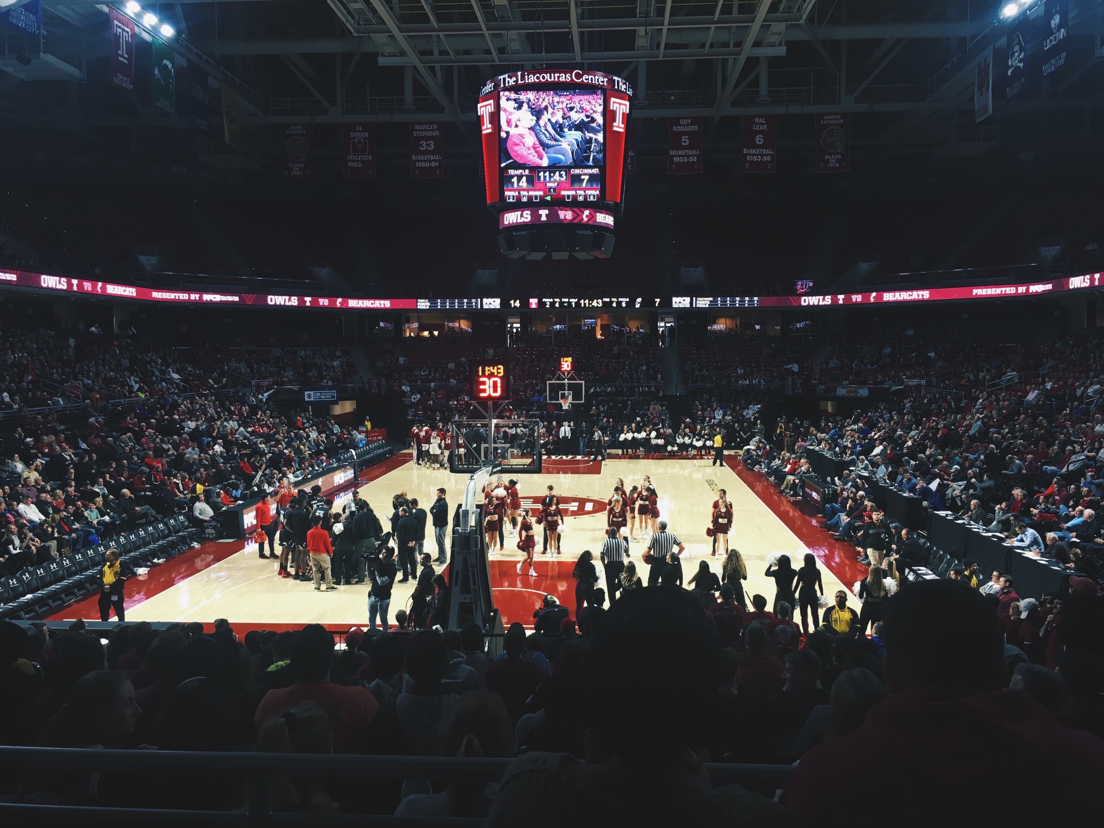 Photo d'un match de basket dans une grande arène.