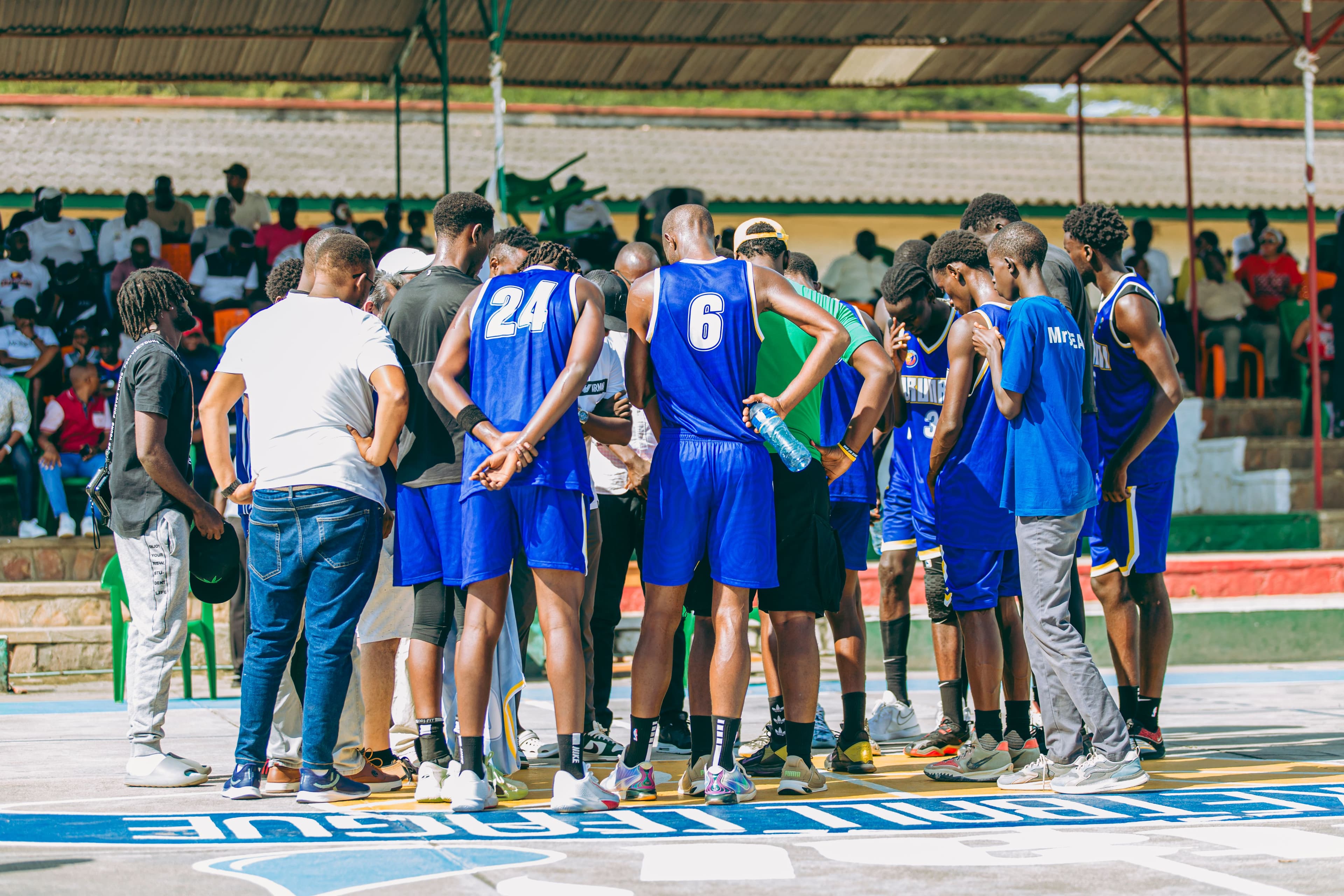 Joueurs de basket rassemblés en cercle avant un match.